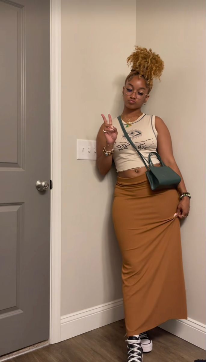 Maxi Skirt Outfit Summer Black Women, Fitted Maxi Skirt Outfit, Maxi Skirt Casual Outfit, Maxi Skirt Outfit Black Women, Boho Outfits Black Women, Chill Outfits Summer, Gym Shoes Outfit, Maxi Skirt Outfit Ideas, Outfit Black Women