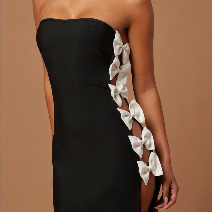 Black Midi Dress In A Size Small. Adorned With Satin White Bows Between Cutouts And Features A High Split. Black White Dress Outfit, Dress Outfits Party, Bow Dress, Pretty Clothes, Black Midi, Black N White Dress, White Bow, Book Decor, Black Dresses