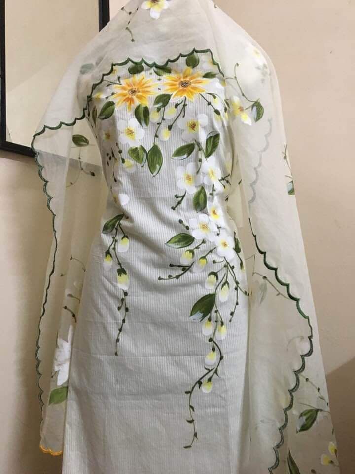 Painting Ideas Suit, Painted Suits, Fabric Colour Painting, Floral Print Sarees, Hand Painted Dress, Fabric Painting On Clothes, Dress Painting, Hand Painted Clothing, Fabric Paint Designs