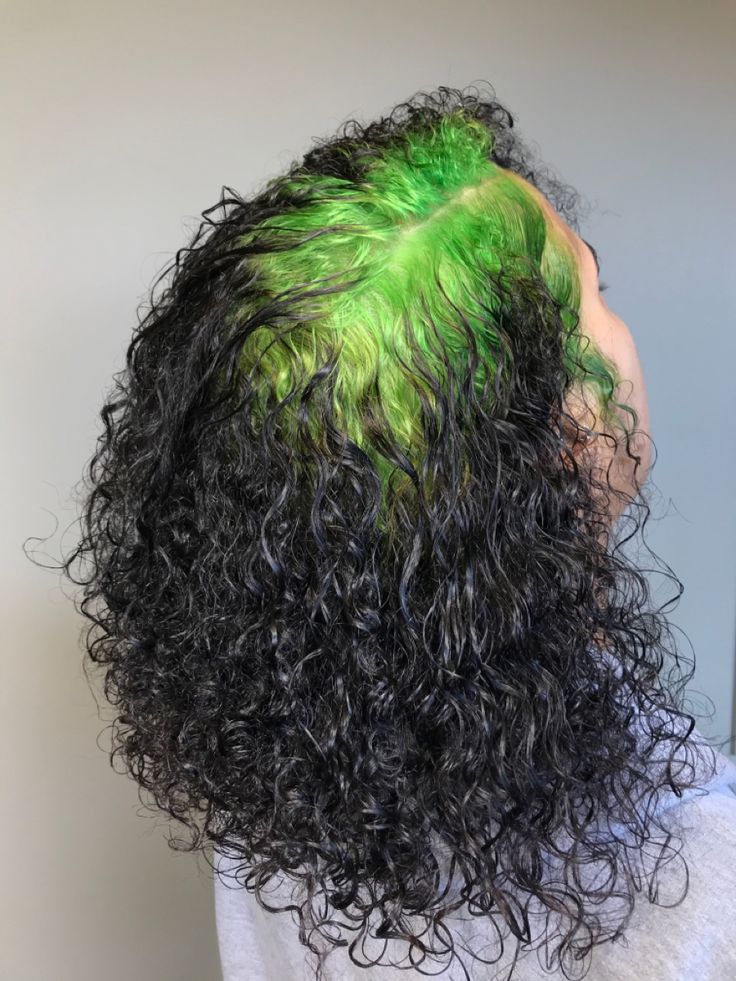 Root Hair Dye Ideas, Colored Roots Hair, Dyed Roots Curly Hair, Green Ghost Roots, Green Roots Hair, Roots Hair Dye, Ghost Roots Curly Hair, Bleached Roots Black Hair, Green Roots Black Hair