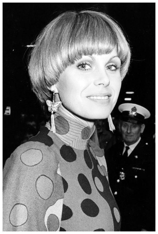 Joanna Lumely – The Purdey cut, as named after Lumley’s character in The Avengers, became one of the Seventies’ most popular styles Purdy Haircut, Pageboy Haircut, 1970s Hairstyles, 70 Style, 1960s Hair, Mushroom Hair, Joanna Lumley, 70s Hair, Alan Rickman