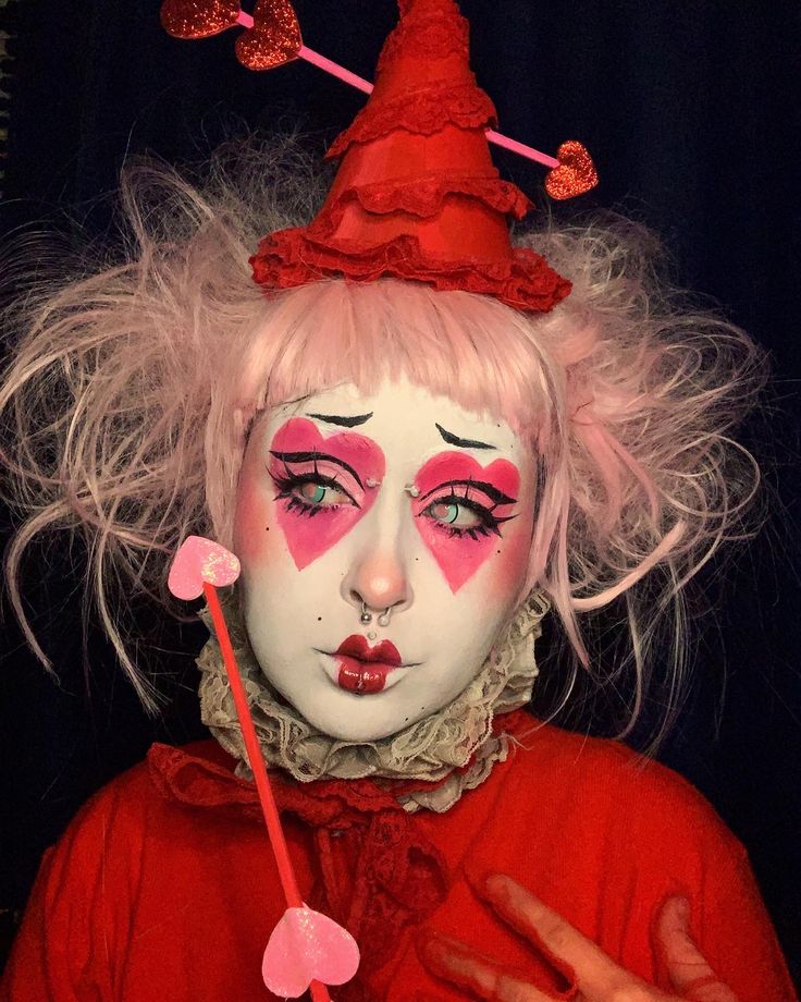 💞 Lovestruck 💞 using our Clown White and Paradise Makeup AQ, @sioux_you created this adorable clown makeup! #graphicliner #sfxmua #sfx #cosplay #makeuphack #bodypainting #specialeffects #promua Pierrot Costume, Cute Clown Makeup, Circus Makeup, Pierrot Clown, Creepy Halloween Makeup, Halloween Clown, Graphic Makeup, Cute Clown, Clown Faces