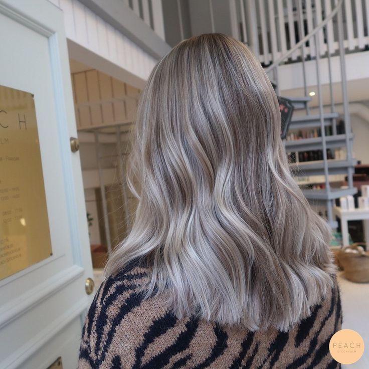 Vill nästan låta bilderna tala för sig själva, kunden gav mig lite fria tyglar för att skapa nya nyanser och liv till hennes hår. Jag utgick ifrå Blond Cacao, Balayage Beige, Color Straight Hair, Ash Brunette, Icey Blonde, Ash Blonde Hair Balayage, Beige Blonde Balayage, Ice Hair, Hair Doos