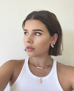 Short Straight Hair Tucked Behind Ears, Κούρεμα Bob, Chin Length Hair, Hair Inspiration Short, Shot Hair Styles, Penteado Cabelo Curto, Short Cut, Short Hair Haircuts, Cut My Hair