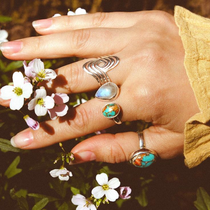 Inspired by the ocean's waves, this sterling silver statement ring invokes the wisdom of water. This silver beauty is perfect for any boho woman who loves the beach or simply wants to add some sparkling silver to her jewelry collection! Plus, this ring is so comfortable it feels like a hug for our finger! Material: Genuine Sterling Silver 92.5 Ring size: Choose your size Length/wide: 23mm Condition: Brand new