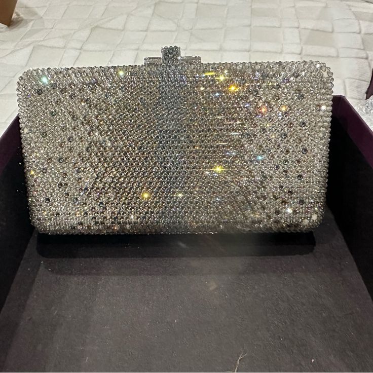 Gorgeous Bag Matches Both Silver And Gold! Great Condition! Can Fit Regular Iphone (Not Max) Judith Leiber Bags, Judith Leiber, Gorgeous Bags, Evening Bags, Silver Gold, Bags Designer, Bag Lady, Iphone, Silver