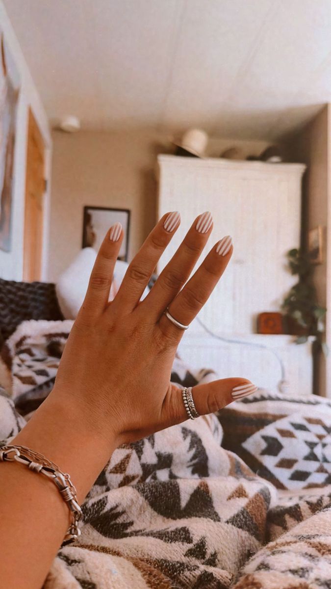 Western Nails Neutral, Western Boho Nail Ideas, Western Fall Nail Ideas, Western New Years Nails, Western Simple Nails, Neutral Western Nails, Rodeo Nail Ideas, Western Almond Nails, Fall Nails Western