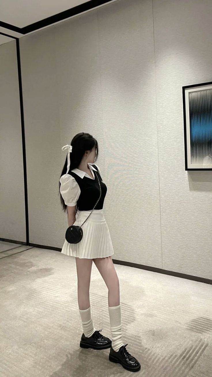 Korean Ootd Skirt, Korean Short Skirt Outfits, Outfit With White Skirt, Girly Korean Outfits, Korean Outfits Skirts, Black Top White Skirt, Aesthetic Dresses Casual, Black Tennis Skirt Outfit, Korean Skirt Outfits