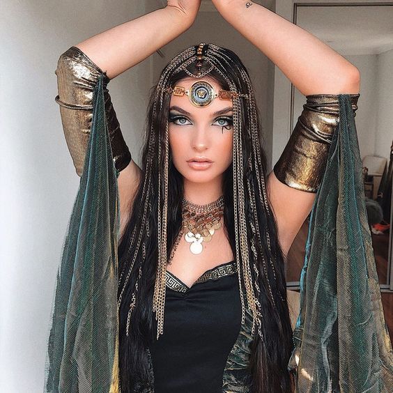 19 Maquillajes para coronarte como la reina de Halloween Cleopatra Halloween, Egyptian Makeup, Halloween Coustumes, Holloween Costume, Goddess Costume, Diy Kostüm, Halloween Makeup Inspiration, Trendy Halloween Costumes, Halloween Costume Outfits