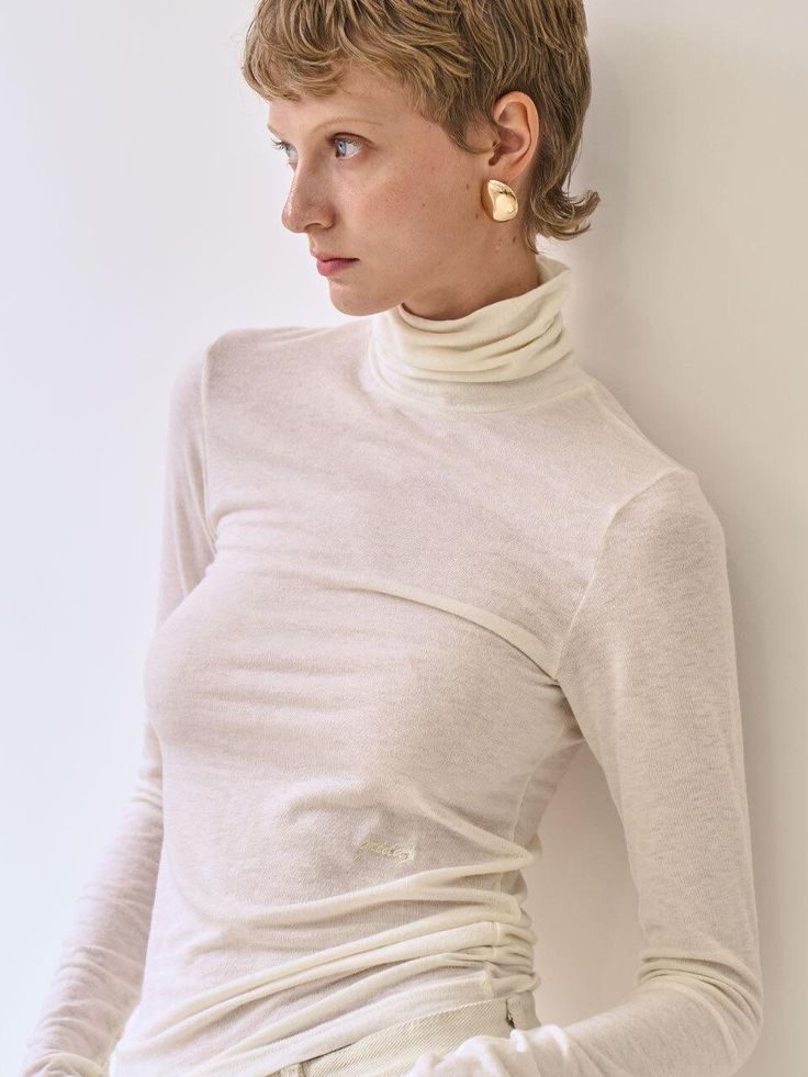 Composition : Acrylic / rayon / wool / span - 73, 6, 9, 2, 9, %Color : WHITECountry of Origin : Republic of Korea White Funnel Neck Top For Layering, Winter White High Neck Tops For Winter, Winter White Turtleneck Top, Elegant Winter White Tops For Fall, Classic Fitted Winter Top, Winter Fine Knit Turtleneck Top, Cream Fine Knit Top For Fall, Cream Fine Knit Tops For Layering, Spring Fine Knit Turtleneck With Funnel Neck