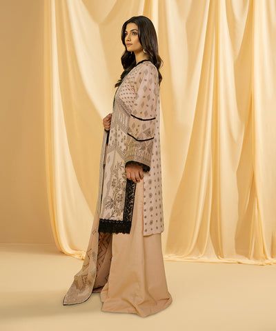 PRODUCT DETAILS Elevate your style with this beige three-piece ensemble featuring intricate embroidery and a jacquard dupatta.Unstitched 3-PieceShirt:Dyed Extra Weft Jacquard Shirt 3.7MDyed Embroidered Organza Border 1PCDyed Embroidered Organza Neckline 1PCDyed Embroidered Organza Panels Border 1PCFabric: Extra Weft JacquardColour: BeigeDupatta:Dyed Extra Weft Jacquard Dupatta 2.5MFabric: Extra Weft JacquardColour: BeigeTrousers:Dyed Cambric Trouser 2.5MFabric: Cambric Colour: Beige Beige Palazzo Set With Sheer Dupatta, Beige Palazzo Set With Dupatta, Festive Beige Unstitched Suit With Dabka, Anarkali Lawn Suit With Dupatta In Beige, Elegant Jamawar Palazzo Set With Sheer Dupatta, Designer Wear Beige Dupatta With Dabka Detail, Designer Beige Dupatta With Dabka Detailing, Long Sleeve Beige Lawn Suit For Eid, Beige Long Sleeve Lawn Suit For Eid