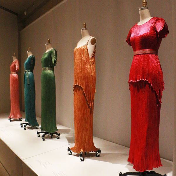 A Year in Fashion at Fortuny - Fortuny Fortuny Dress, Fortuny Pleats, Peggy Guggenheim, 20s Fashion, Costume Collection, Vintage Couture, Fantasy Clothing, Historical Fashion, Fashion History