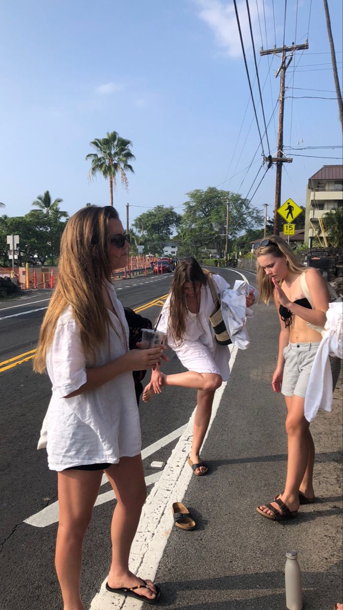 #hawaiian #beachday #beachgirls Hawaiian Lifestyle, Waiting For The Bus, The Bus, Beach Day, Lifestyle