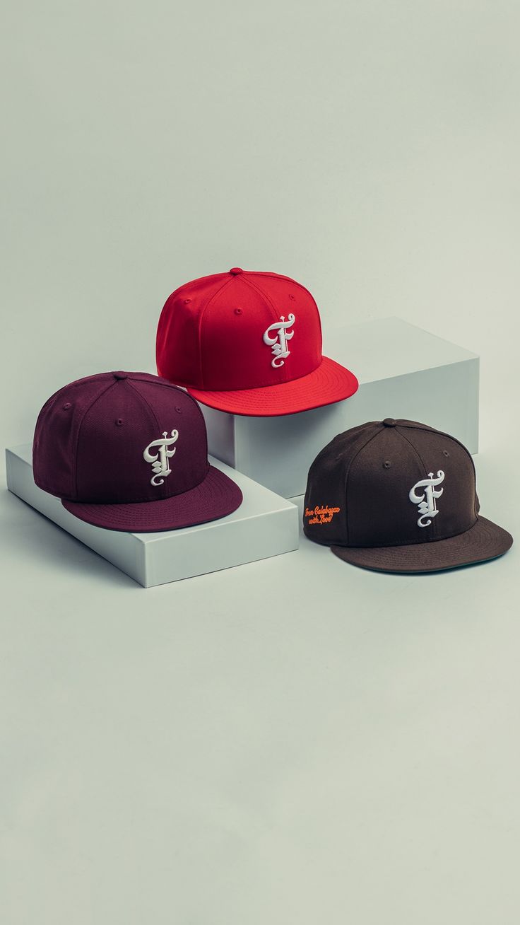 Fitted Cap Design Ideas, Cap Product Photography Ideas, Cap Photoshoot Ideas, Cap Ads, Hat Flatlay, Hats Photoshoot, Hat Photoshoot Ideas, Cap Photoshoot, Streetwear Photoshoot Ideas