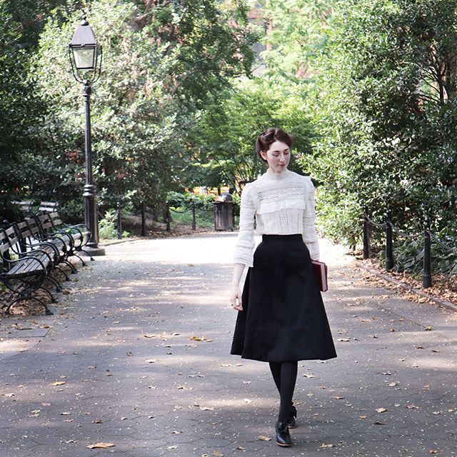 Bernadette Banner on Instagram: “Oh hello there, I’ve just uploaded a video diary on the making process for this skirt! Find that in my bio, if you like. 🍇 . Photos by…” Edwardian Fashion Modern, Bernadette Banner, Victorian Inspired Fashion, Walking Skirt, History Bounding, Gaun Abad Pertengahan, Video Diary, Medieval Dress, Fashion Blogger Style