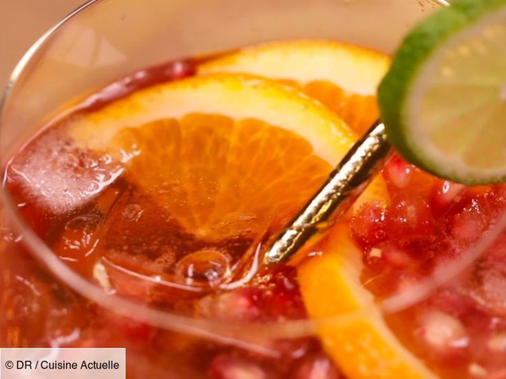 Recette Spritz de Noël. Ingrédients (2 personnes) : 1/2 grenade, 3 cl de champagne rosé, 2 cl d'Apérol... - Découvrez toutes nos idées de repas et recettes sur Cuisine Actuelle Traditional Christmas Decorations, Sangria, Nouvel An, Liqueur, Christmas Traditions, Grapefruit, Food To Make, Chef, Bowl