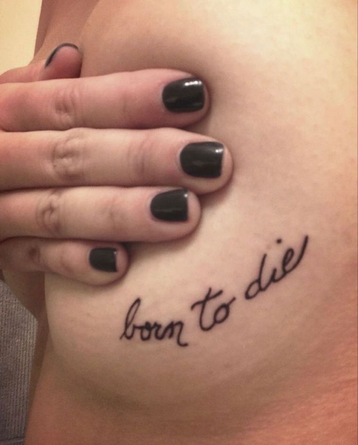 a pregnant woman's belly with the words born to die written on it