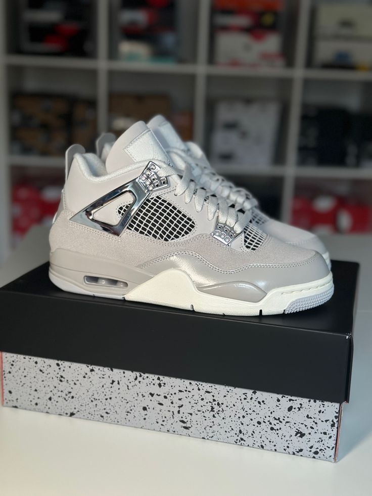 Jordan 4 Sneakerhead sneaker room sneaker girl Nike Grey Jordan 4, Pink Nike Shoes, Nike Shoes (men), White Nike Shoes, Nike Jordan Retro, Black Nike Shoes, Jordans Girls, Pretty Sneakers, Retro 4