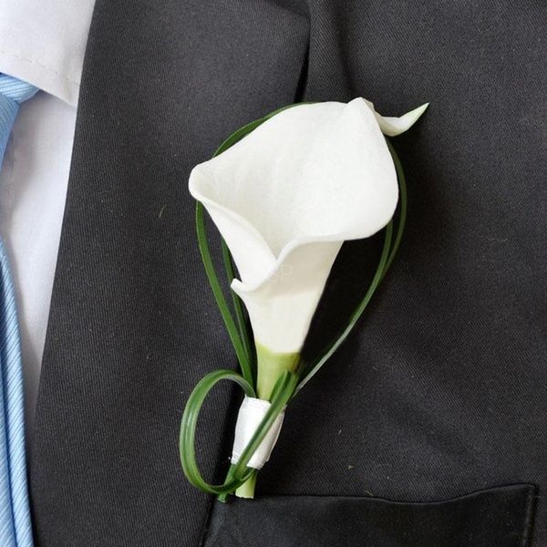 a boutonniere is attached to the lapel of a suit jacket