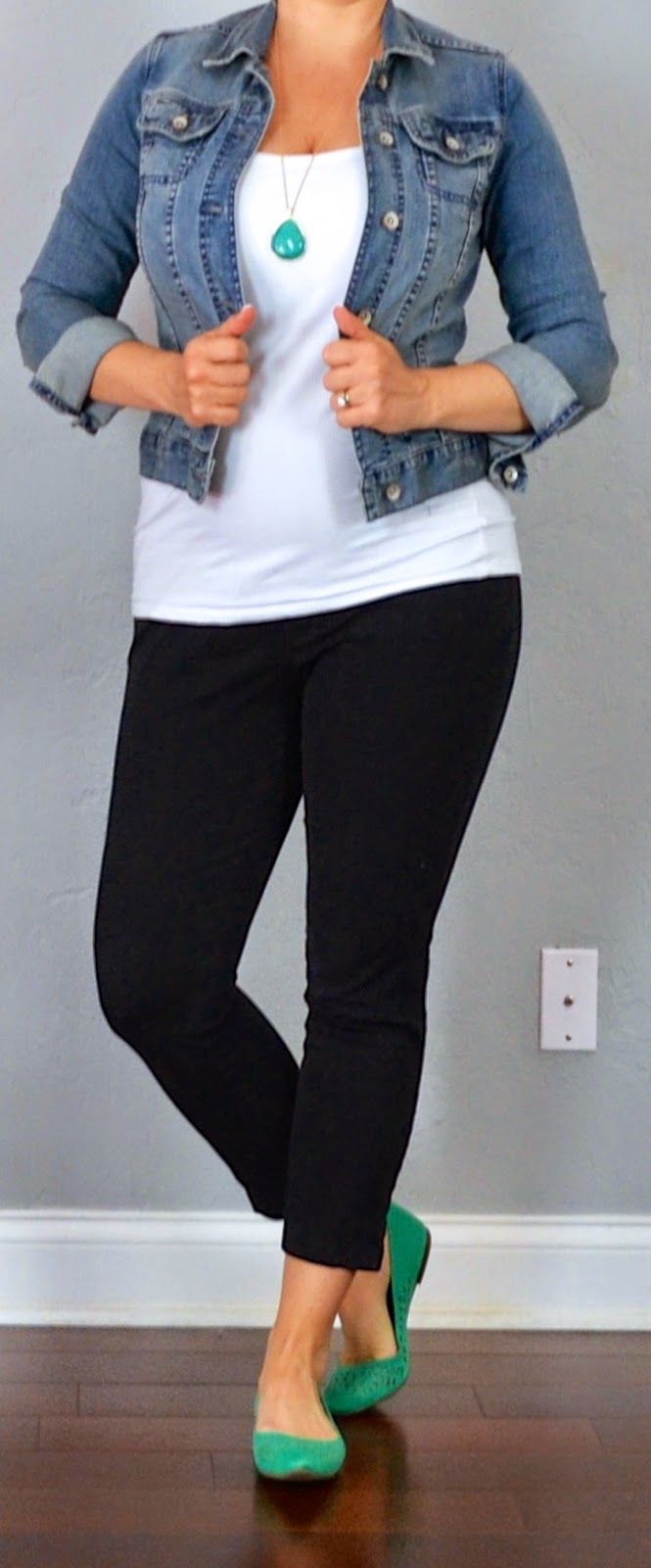 This will be your new favorite casual Friday outfit. Cropped black trousers, a white top and bright flats. A denim jacket can add a light, summery feel. Capsule Wardrobe Checklist, Friday Outfit, Black Cropped Pants, Casual Friday, Black Trousers, Green Shoes, Work Attire, Outfit Posts, White Top