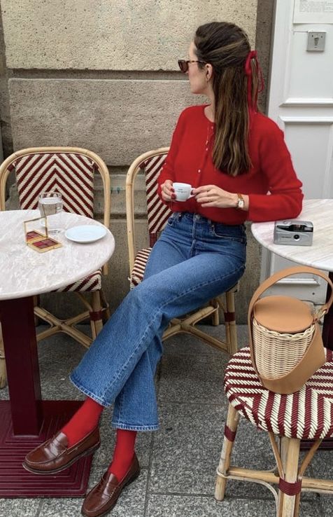 Sezane Lookbook, Casual Chique Stijl, Red Knit Cardigan, Chique Outfit, Loafers Outfit, Sock Outfits, Winter Mode, Red Cardigan, Cardigan Outfits