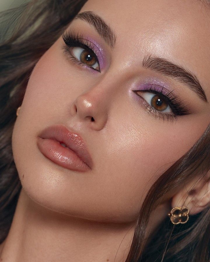 15 Makeup Looks Lilac, Makeup Ideas Light Purple, Purple Witch Eyeshadow, Purple Blush Makeup Look, Purple Makeup Inspiration, Lilac Prom Makeup Looks, Quince Make Up Purple, Purple Outfit Makeup Ideas, Natural Lilac Makeup