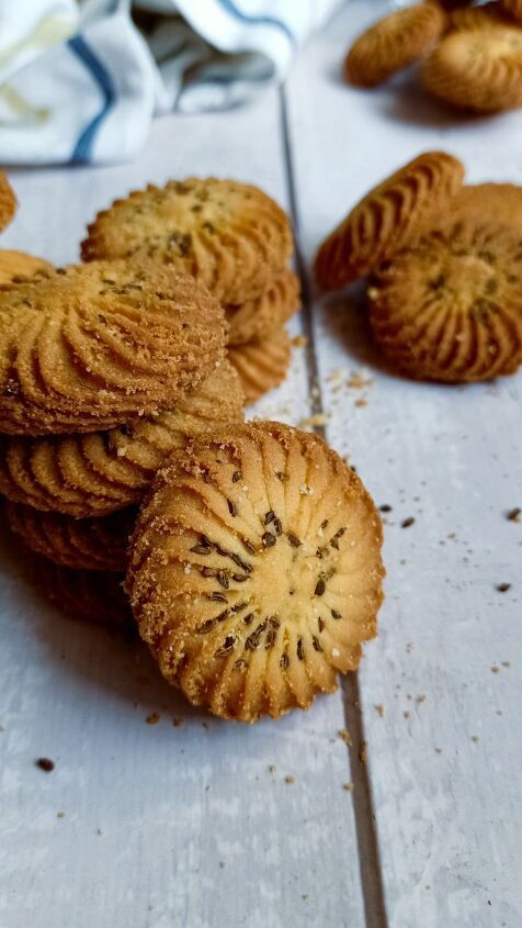 some cookies that are sitting on a table