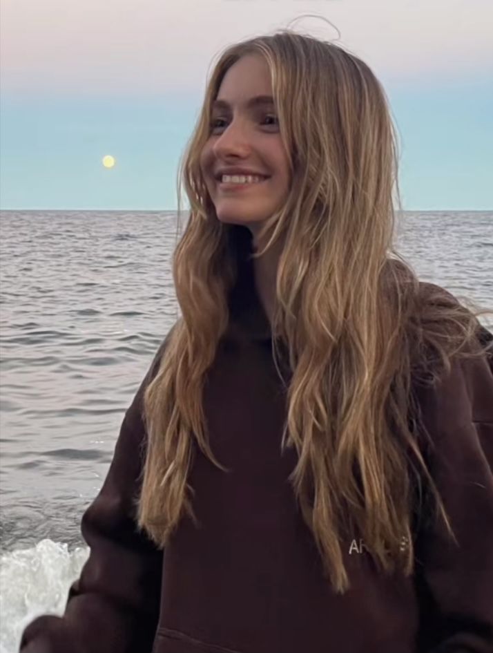 Wet Blonde Hair Aesthetic, Woman With Long Blonde Hair, Long Effortless Hair, Dirty Blonde Layered Hair, Long Beachy Layers, Layer Shag Haircut, Coastal Granddaughter Haircut, Wispy Shag, Haircut For Long Hair With Layers Wavy Beachy Waves