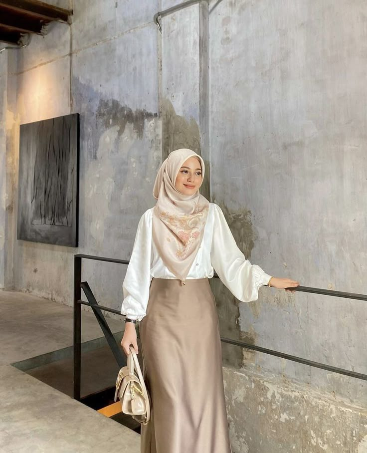 Outfit Ideas Hijab, Kondangan Outfit, Haircut Selfie, Photo Hijab, Outfit Hijab Casual, Rok Outfit, Ootd Hijab Casual, Estilo Hijab, Outfit Dinner