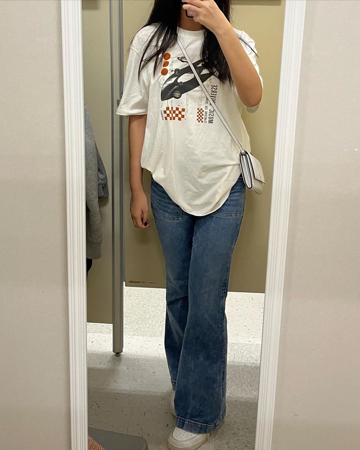 Flare Jeans Outfit Oversized Shirt, Baggy Flared Jeans Outfit, Styling Bootcut Jeans Outfit Ideas, Outfits With Flare Pants, Baggy Shirt Outfit, Oversized Tshirt Outfit Summer, Outfits With Flares, Flare Jean Outfit, Bootcut Jeans Outfit