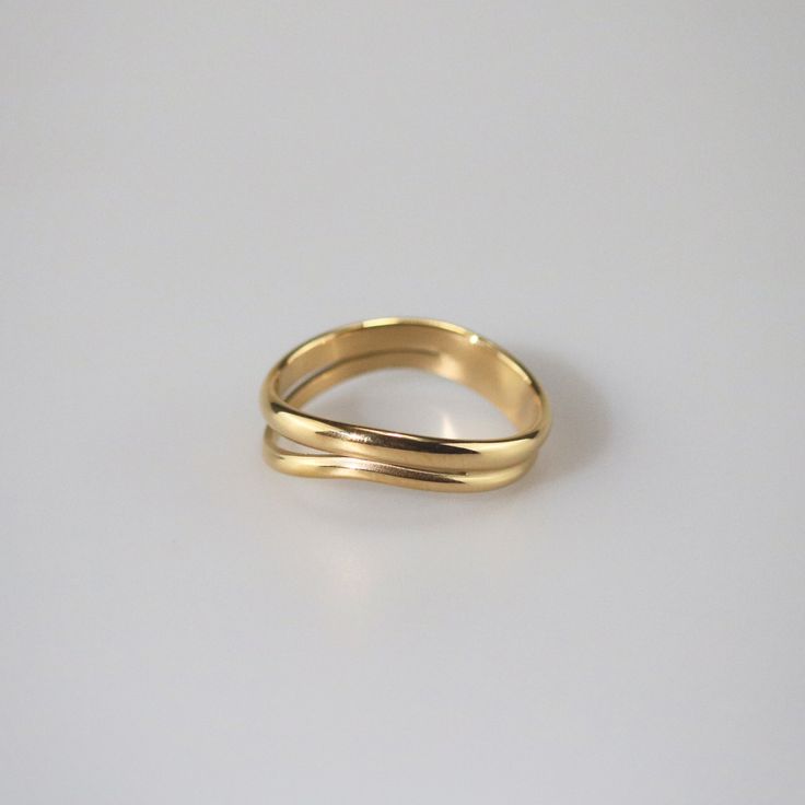 Modern yet timeless, the gold wave ring features a split shank. It is the stylish but simple piece you've been looking for. Wear it alone or stack with other rings to make a statement look. 18k gold plated Stainless steel based Waterproof and tarnish free Available in US size 6-8 Ring sizing chart