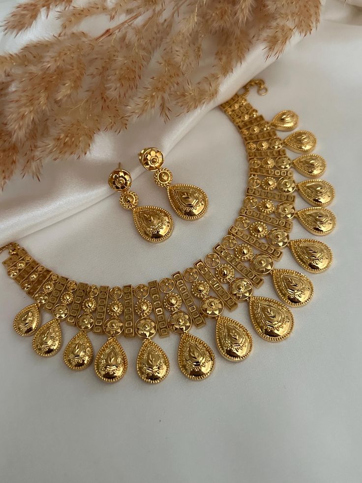 Premium quality gold imitation necklace set with earrings  Style tip- ----------- Pair it with any beautiful traditional outfits  and flaunt with Unique style of collection from us. Perfect match for Festival and Traditional wear.  Take Care Tips-  ---------------- Kee away from perfume, Hair spray and. Moisture.  Store in dry place , Ziplock bag or Airtight box.    Clean with dry cloth.  Jewellery is the last thing you should wear and first thing you should remove.  ---------------------------- Luxury 22k Gold Jewelry For Reception, Gold Unique Jewelry, Luxury Kundan Jewelry In Yellow Gold, Wedding Jewelry Gold Set, Traditional Jewelry Indian Gold Jewellery, Indian Gold Necklace Designs Unique, Gold Set Design 2024, Gold Jewelry Set Design, Gold Jwellery Design Indian Jewelry