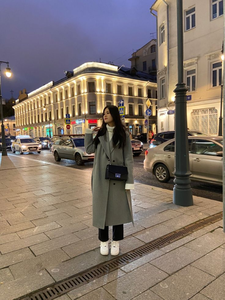 Outfits With Overcoat, Autumn Outfits Grey Coat, Winter Outfits With Grey Coat, Winter Grey Coat Outfit, Outfit Ideas With Grey Coat, Light Grey Long Coat Outfit, Asian Trench Coat Outfit, Winter Outfit Trench Coat, Trench Coat Outfit Gray