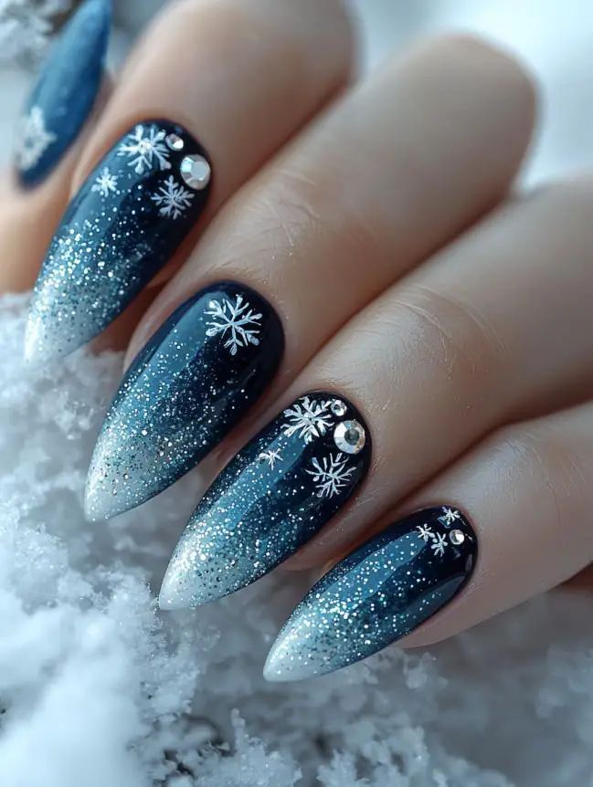 Sparkle Nails Design2023, Winter Dip Nail Ideas, Dark Blue Christmas Nails, Blue Christmas Nails Winter, Winter Solstice Nails, Winter Glitter Nails, Nailart Winter, Navidad Nails, Sparkle Nail Designs