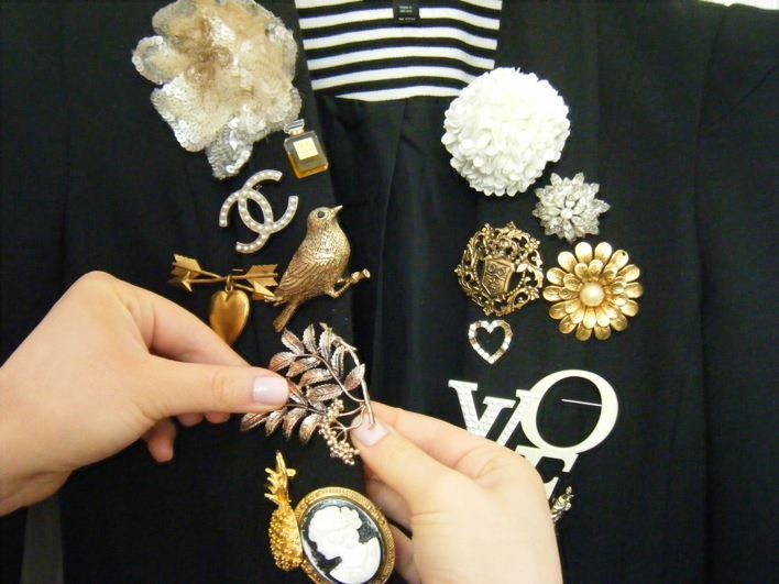 , Wearing Brooches, Brooch Ideas, Stackable Necklaces, Brooch Fashion, Chanel Brooch, Diana Fashion, Pins And Brooches, Embellished Denim, Antique Brooches