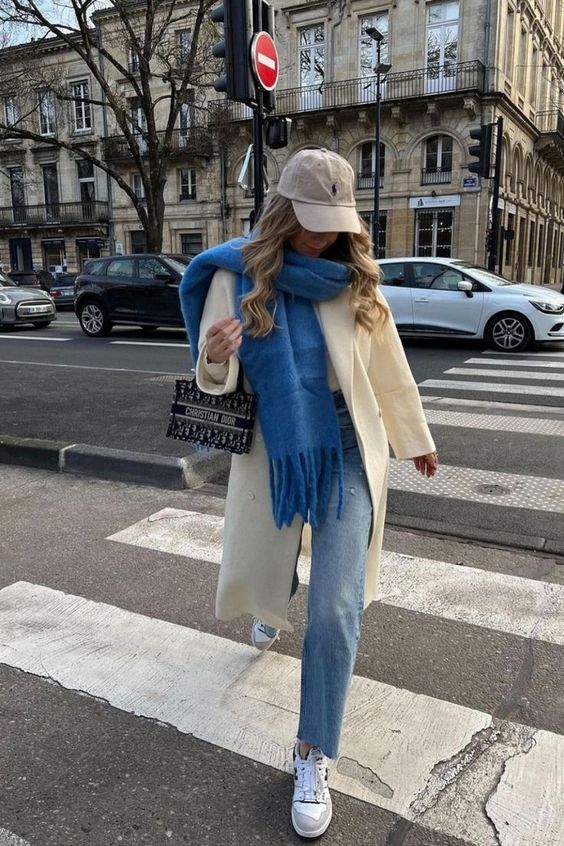 Street Style Fall Outfits 2023, Nyc Casual Outfit Winter, Tennis Shoe Outfits Winter, Charleston Sc Winter Outfits, New York Early Spring Outfit, Nyc Winter Going Out Outfits, New York Christmas Aesthetic Outfits, Clothes For Nyc Trip Winter, London Outfit Ideas Spring 2023