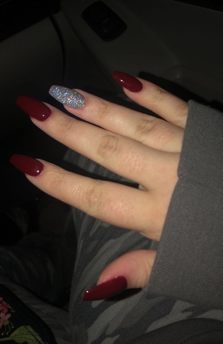 Cute Maroon Nails Acrylic, Red Acrylic Nails Short Coffin, Maroon Silver Nails, Maroon Nails For Prom, Nail Ideas For Prom Red, Short Coffin Acrylic Nails Red, Maroon Coffin Acrylic Nails, Maroon And Silver Nails Acrylic, Maroon Nails Coffin