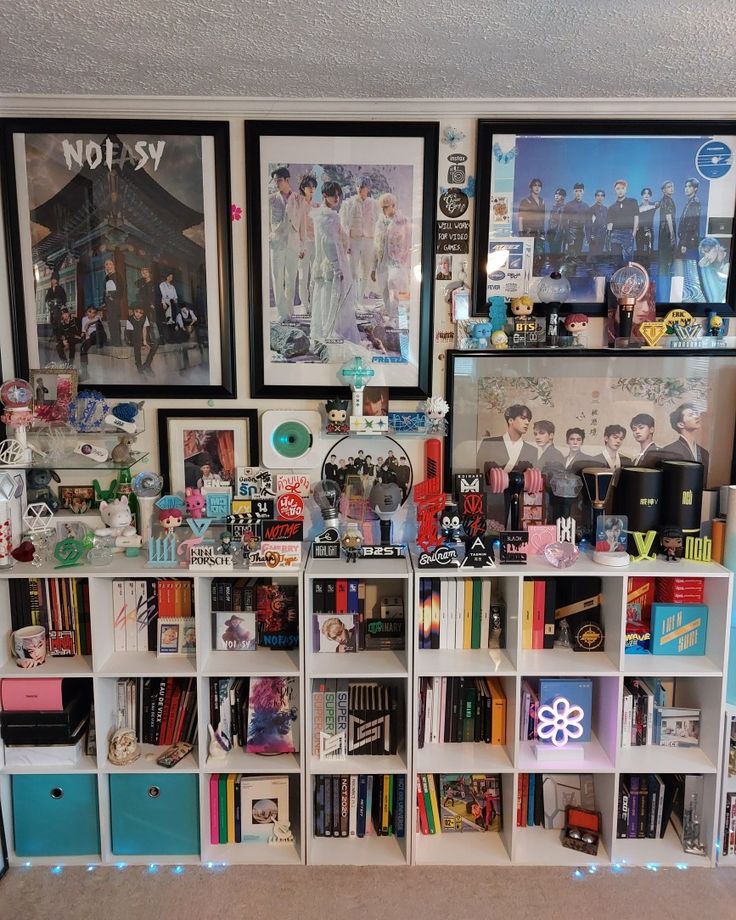 Kpop albums, posters and lightsticks Kpop Lightstick Display, Kpop Themed Bedroom, Kpop Club Ideas, Concert Shadow Box Ideas Kpop, K Pop Bookshelf, Wall Kpop Decor, Maximalist Kpop Room, Kpop Bookshelf Ideas, Anime And Kpop Room Ideas