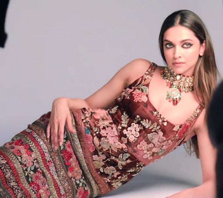 Sabyasachi Dresses, Lying Woman, Deepika Padukone Style, Lehenga Designs Simple, Traditional Blouse Designs, Traditional Indian Outfits, Trendy Fashion Tops, Indian Couture, فستان سهرة