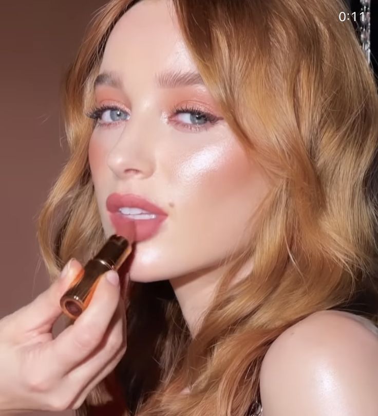 Formal Makeup For Redheads, Red Hair Green Eyes Makeup, Red Head Glam Makeup, Ginger Bridal Makeup, Ginger Wedding Makeup, Strawberry Blonde Green Eyes, Makeup Strawberry Blonde, Phoebe Dynevor Makeup, Barbie Motivation