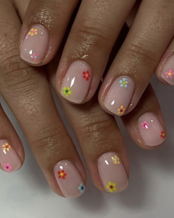 Nail Art Short Nails Flowers, Cute Biab Nails Short, Easy Biab Nail Designs, Ultra Short Nails, Mini Nail Art, Nail Art On Natural Nails Short, Hot Pink Short Nail Designs, Easy Dot Nail Art, Flower Biab Nails