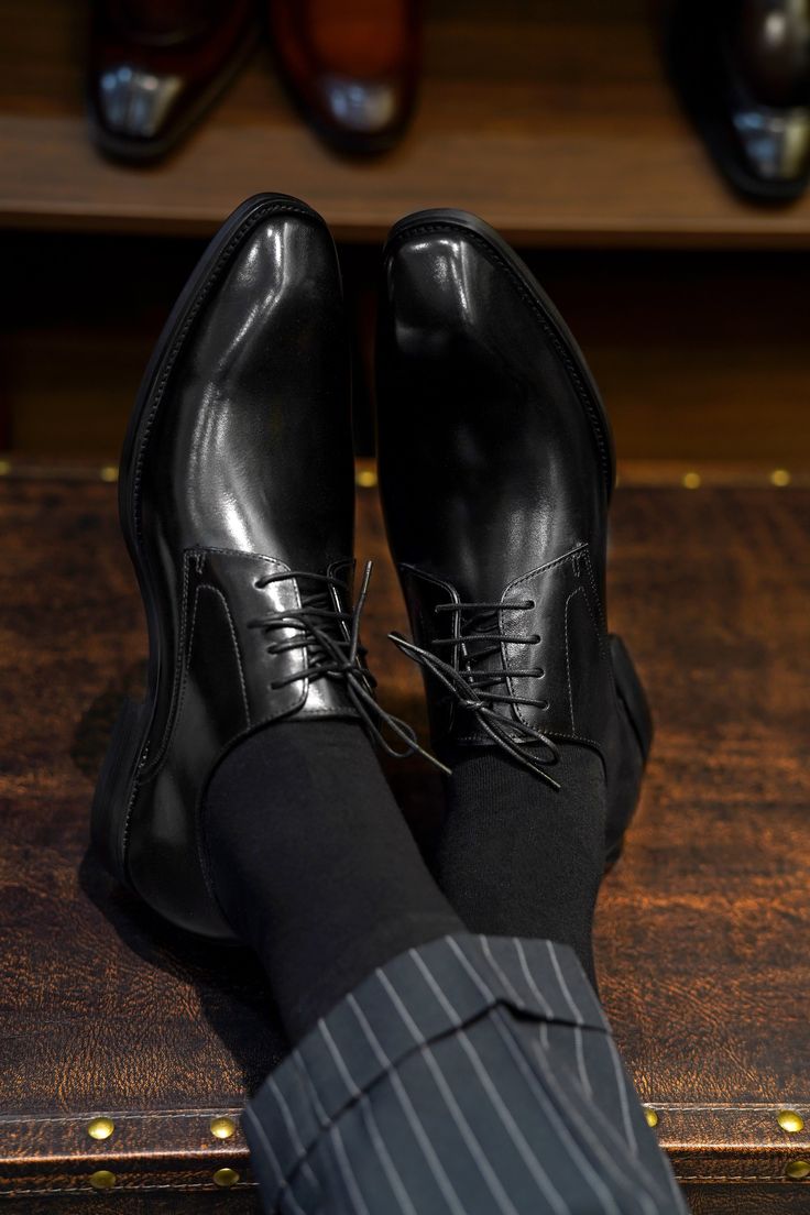 Step into refined elegance with these Men's Black Derby Shoes. Meticulously crafted from polished leather, these shoes boast a timeless design with a sleek, rounded toe. The distinctive rubber sole with circular grips ensures confident strides on any surface, making them ideal for work and leisure. Experience the perfect blend of classic style and modern functionality with these versatile Derby shoes. Goodyear Welted Oxford Dress Shoes, Timeless Goodyear Welted Lace-up Shoes With Round Toe, Timeless Business Casual Oxfords With Round Toe, Business Oxfords With Rubber Sole And Plain Toe, Black Moc Toe Oxfords For Semi-formal Occasions, Timeless Black Oxfords For Derby, Business Casual Goodyear Welted Lace-up Shoes With Almond Toe, Timeless Black Derby Shoes For Semi-formal Occasions, Business Oxfords With Goodyear Welt And Almond Toe