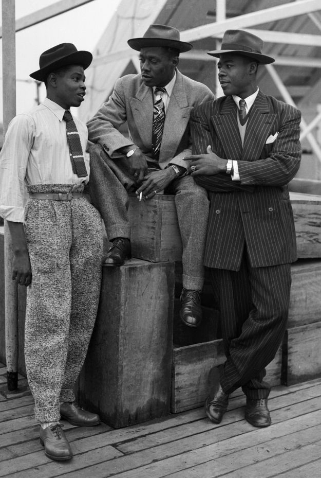 Fabulous zoot suits. (100%, would wear those pants on the left.) Jamaican Men, 1950s Mens Fashion, Men In Suits, Vintage Foto's, Zoot Suit, Americana Vintage, Mode Editorials, 1950s Mens, Vintage Black Glamour