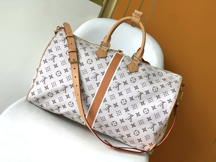 Louis Vuitton reinterprets the Neverfull classic handbag, exploring the exquisite details inside the bag. The redesigned inner pocket features a fresh textile lining and vintage details inspired by the Louis Vuitton archives, and the most commendable is the detachable zip clutch, which can be used alone as a delicate clutch. Can also be used as an extra pocket. Bright lining shades add more liveliness to Monogram’s classic canvas. Dimensions: 45×27/20 Louis Vuitton Yayoi Kusama, White Louis Vuitton, Louis Vuitton Capucines, Large Cosmetic Bag, Lv Purse, Lv Shoes, Vintage Details, Medium Handbags, Classic Handbags