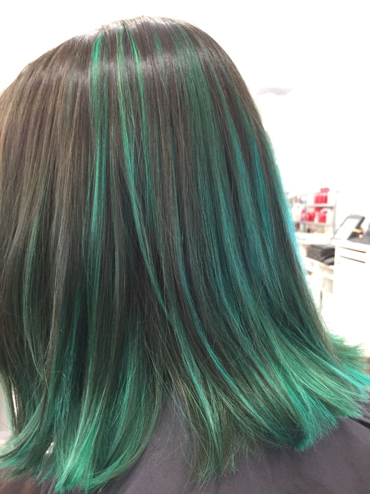 Green Hair Strands, Green Hair Tinsel, Hair Tinsel Brunette, Grad Makeup, Hair Tinsel, Hair Strands, Iridescent Green, Hair Strand, Pretty Hair