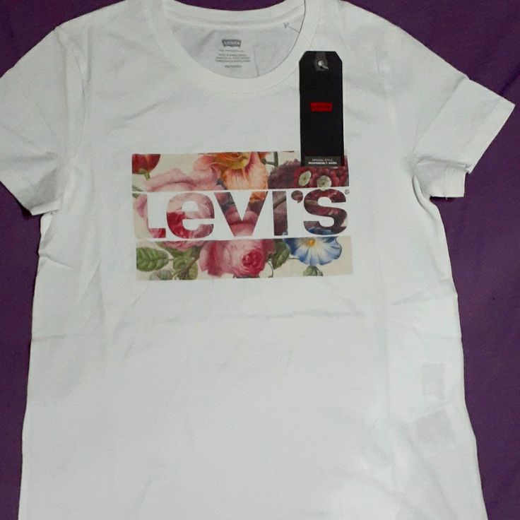 Brand New Cute Levi's Tee Crewneck/Relaxed Fit Trendy Levi's T-shirt For Spring, Levi's Graphic Print Tops For Spring, Levi's White T-shirt, Gray Cheetah Print, Light Pink Shorts, Levis T Shirt, Red Shirt, Blue T, Crop Sweatshirt