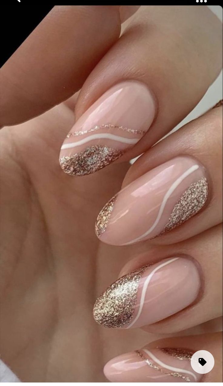 Fancy Simple Nails, Nude And Gold Nails Short, Nail Art Simple Elegant Beautiful, Simple Nail Inspo Trendy, Nailart Simple Elegant, Short Oval Nails Ideas, Chic Nails Elegant, Oval Nails Ideas, Simple Elegant Nail Designs