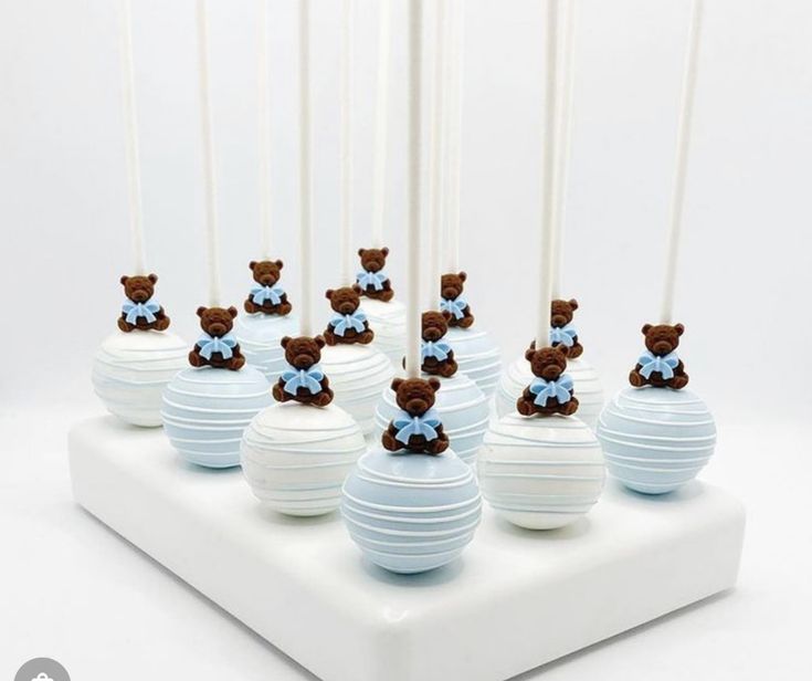 there are many cake pops with teddy bears on them