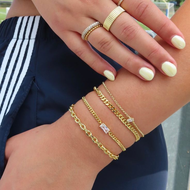 Man kann nie zu viele Chainz haben. Dieses umwerfende winzige Kettenarmband ist die perfekte Abwandlung einer einfachen Kette. Kombiniere es mit dem passenden Chainz Ring und den Ohrringen, um dein perfektes Set zu vervollständigen.