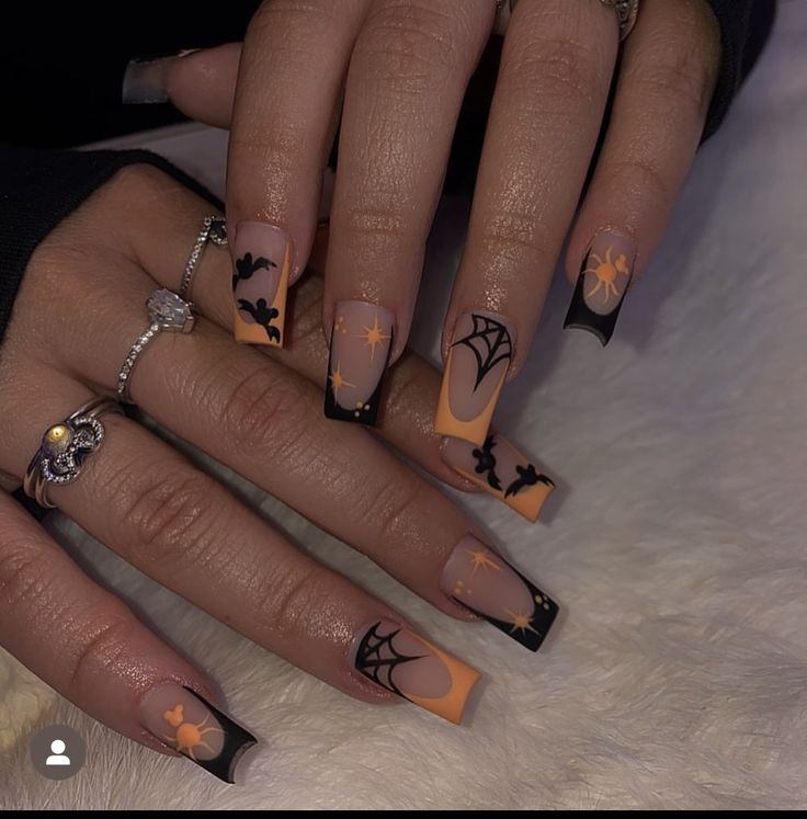 Holloween Nails Medium Length, Square Nails September, Black Spooky Nails Short, Short Baddie Fall Nails, Square Nails Fall Ideas, Halloween Or Fall Nails, Medium Nails Halloween, Small Square Halloween Nails, Short Nail Designs October